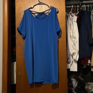 Mini dress that falls straight with cuts on the shoulders.